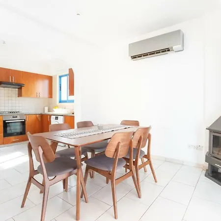 بيت للعطل Ayios Therissos House 19 *